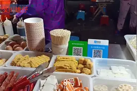 老婆下班很晚，小伙提前给老婆买了麻辣烫，等老婆下班回来吃！