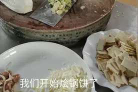 做法超简单的白菜肉丝烩锅饼，吃上一碗，感觉整个冬天不会那么冷