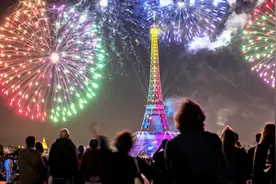 十亿发礼花齐发 法国国庆日超震撼烟花秀点亮埃菲尔铁塔视频封面