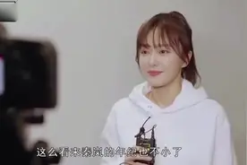 完全没有偶像包袱，秦岚首度公开承认医美冻龄，网友纷纷称赞视频封面