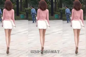 这个在大街上拍照的抖音小姐姐，百褶裙配长腿，好看极了