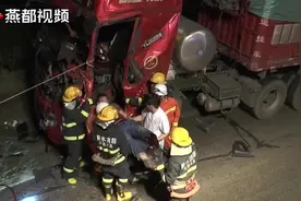 事发106国道！货车司机疲劳驾驶追尾被困视频封面