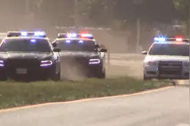 美国佛州两辆道奇警车一路碾压绿化带霸气出警视频封面