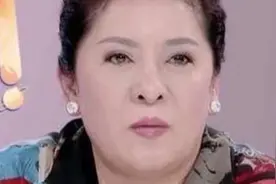 郭碧婷和向佐正在热吻，不料被向太看见，向太的反应太好玩了