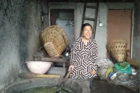 江苏好心人过贵州贫困户送爱心，衣服到了就穿上，高兴得只说谢谢视频封面