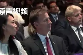 中国女婿落选英国新首相后与妻子深情相拥！台下全程牵手倾听演讲视频封面