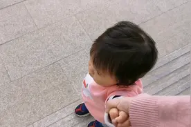 第一次坐公交车，抱着妈妈不撒手，还在外婆家大闹天宫，藏沙发下视频封面