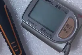 拆解老式欧姆龙腕式血压计，内部做工精湛，配件可替换程度高！视频封面