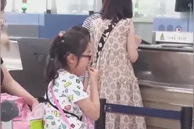 南航推出“无陪伴儿童”出行服务，由空乘人员全程陪护视频封面