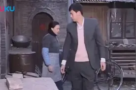 妻子不给丈夫开门，丈夫气急一脚踢开，结果发现妻子惊人的一幕！