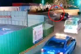 安徽一女子骑电动车斜穿马路后撞车，被判全责反问：小车没责任？视频封面