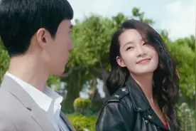 一个是木讷呆板，严重洁癖的人，一个是靓丽阳光带给人快乐的女孩视频封面