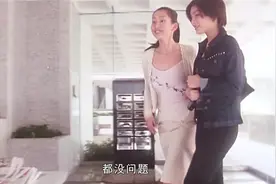 美女按了电梯，还跟老头子打招呼，被发现了装咳嗽！视频封面