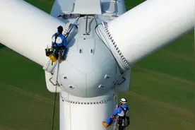 爬上百米高风力发电机维护检修，给10000块一个月我也没这胆子