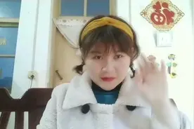 美女好无聊刮个彩票试试运气视频封面