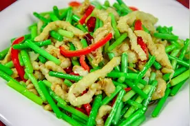 饭店大厨炒的蒜苔肉丝为啥入味，肉丝滑嫩，具体做法全都告诉你