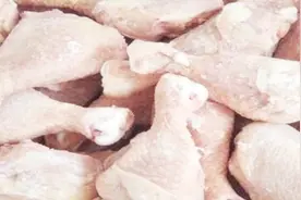 鸡腿别用清水洗了，水里丢点这样，脏东西自己跑出来，去试试