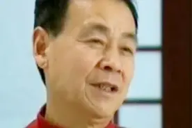 男子苦练鼻子喝水绝活，想把水从眼睛里喷出来，却把耳朵搞发炎了