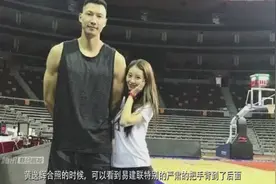 易建联有多怕妻子？和拉拉队合影，双手背后露出“职业假笑”！视频封面