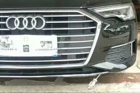 最新款奥迪保险杠被撞更换需要15000，小伙这样修只需要150元视频封面