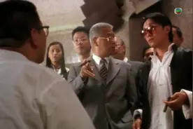 周星驰扮演的食神真是牛掰，上身穿唐装，下身穿短裤。视频封面