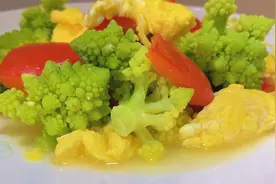 宝塔菜花做小炒颜色很漂亮，合理搭配，清淡营养，美味健康。视频封面