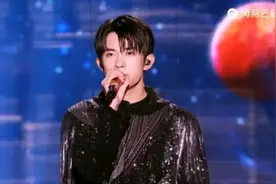 TFBOYS七周年演唱会：王源，易烊千玺《我要给世界最悠长的湿吻》