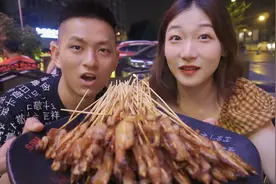 请男朋友吃烧烤！没想到刚进门就直接点了100串！视频封面