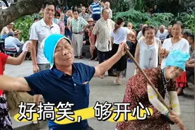 鱼峰山下，广西大叔，大妈搞笑跳舞。好热闹，一起看看吧
