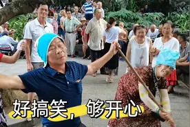 鱼峰山下，广西大叔，大妈搞笑跳舞。好热闹，一起看看吧