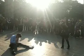 两个热恋中的情侣一首《哥哥妹妹》，唱得许多游人止步来围观。