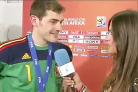 世界杯夺冠后，卡西利亚斯接受女友记者采访，这一吻注定成为经典视频封面