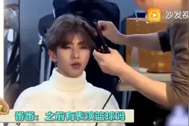 蔡徐坤:对，我超爱打篮球，我在美国的校队！！！
