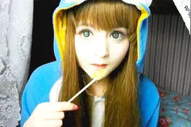 世界上最“白”的女孩，因肤色爆红网络，一个眼神迷倒千万男生！视频封面