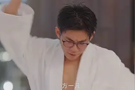 外甥模仿小姨，小姨看到最后都笑了，这外甥真是飘了视频封面