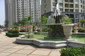 一家人去看房，管道堵门真闹心，庆幸环境还不错，走走看看散心情