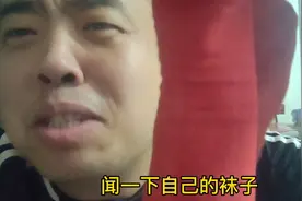 打工仔闻一下自己臭袜子，这酸爽差点没晕过去，都是辛勤的汗水！视频封面