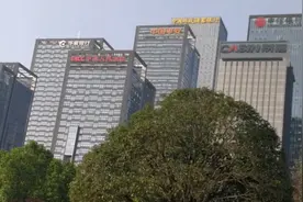 重庆江北中央公园，十大银行  齐聚金融街，这里是最有钱的地方。视频封面