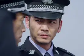 男子用刀架住女友脖子，逼女友父亲同意婚事，没想女友父亲更厉害视频封面