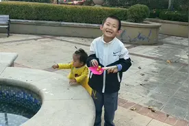 哥哥带妹妹出来玩，妹妹也太漂亮了，一会就认错了哥哥视频封面