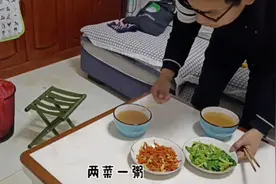 晚饭不吃大鱼大肉，两种青菜炒两盘，依旧吃的很满足