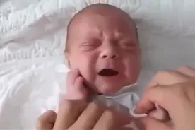 刚出生的婴儿哇哇大哭，妈妈亲了她一口，宝宝的反应真的好可爱！视频封面
