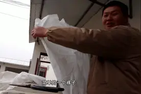 春哥真有才，还会针线活，自己用隔离服改装裤子，穿上还挺好。