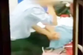 网传西安一母亲把儿子按在床上虐打 警方核实：不存在虐待行为！视频封面