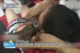 妈妈给6岁儿子打耳洞，打到第二只的时候，枪卡住耳朵了！