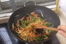 看全职宝妈如何边做饭边带娃，累并快乐着