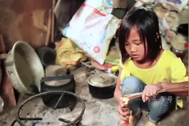 越南山村穷苦人家的小女孩视频封面