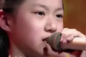 十岁小女孩双眸含泪唱《驼铃》清澈嗓音，竟把观众和评委都唱哭视频封面