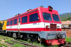 铁路上少见的工程车 金鹰GC-270轨道车