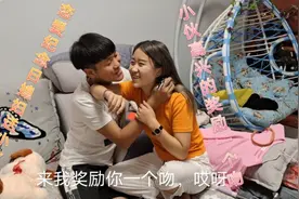 媳妇送小伙一份礼物，小伙高兴要奖励一个吻，媳妇害羞的脸都红了